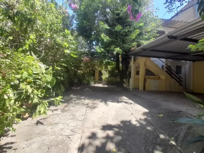 Vendo Casa com Quintal à 3 minutos do Shopping Grande Rio!