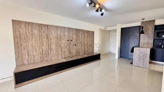 Localizado em condomínio elegante, em uma região valorizada e de fácil acesso, próximo à A