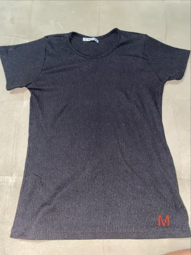 Blusa preta de manga curta