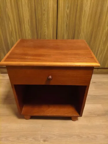 Mesa de Cabeceira Vintage em Madeira (1 Gaveta + Nicho)