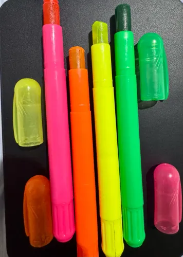 Kit com 4 Marca-Textos Retráteis Neon - Tipo Bastão