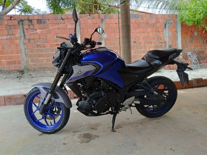 Moto muito nova apenas 16,500 rodados completa. Whatsapp *