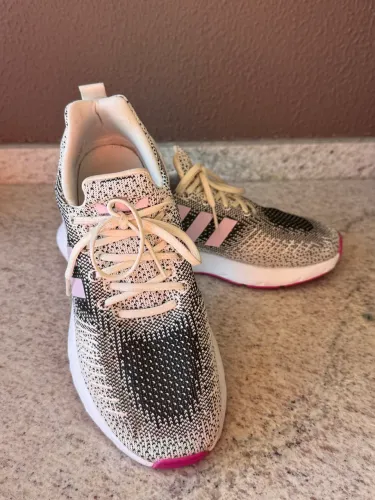 Lindíssimo tênis adidas Originals Swift Run 22 W