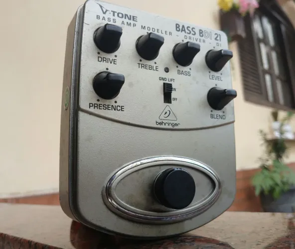 Pedaleira de Baixo Behringer V-Tone BDI 21