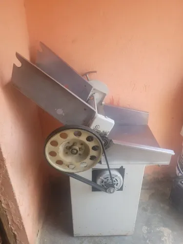 cilindro laminador de massas industrial, utilizado para sovar ou cilindrar massas de pães