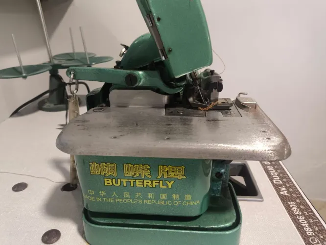 Máquina de Costura Overloque com mesa