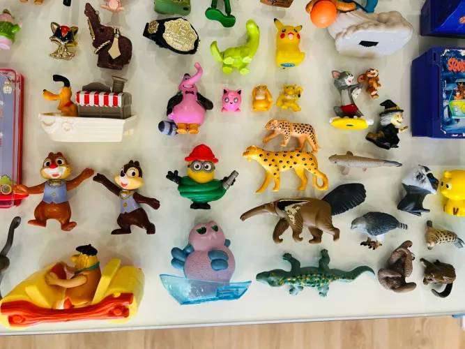 Lote de brinquedos e miniaturas