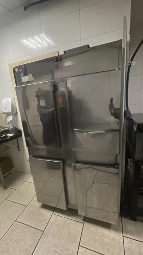 ? REFRIGERADOR COMERCIAL REFRIMATE EM INOX ? 4 PORTAS?
