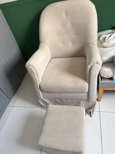 Cadeira de amamentação com puff.