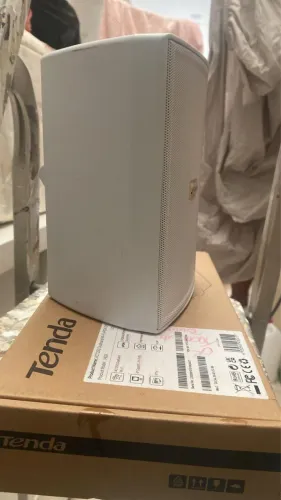 4 caixinhas de som e amplificador