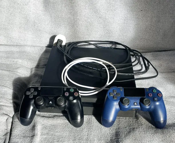 Ps4 slim 500 GB com 2 controles originais (VALOR NEGOCIÁVEL)