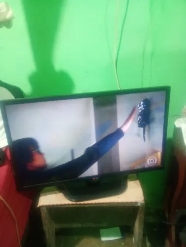 tv 32 polegadas funcionando perfeitamente sem controle ) não é smart