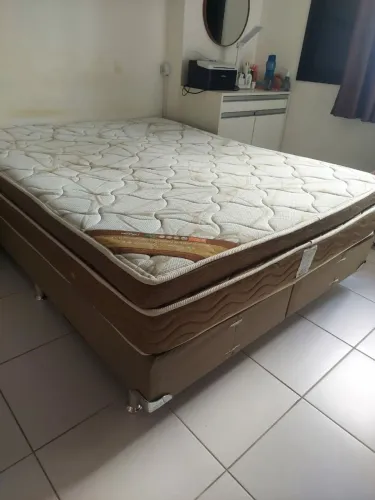 Vendo colchão Queen Ortobom molas (usado). Bom estado de conservação.
