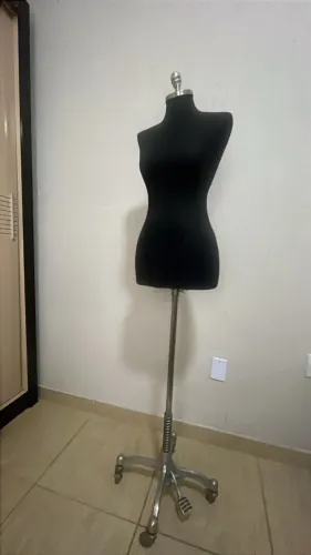 2 Manequins Busto Feminino Forrado Com Rodinhas