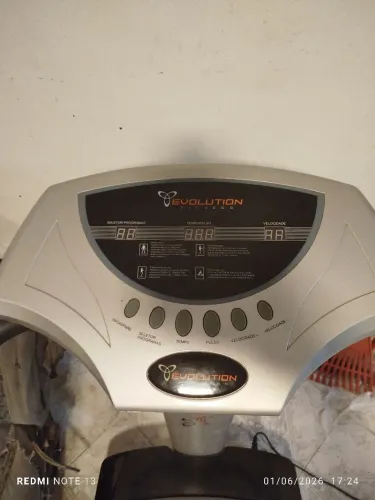 Vende-se plataforma vibratória evolution fitenss, para emagrecimento.