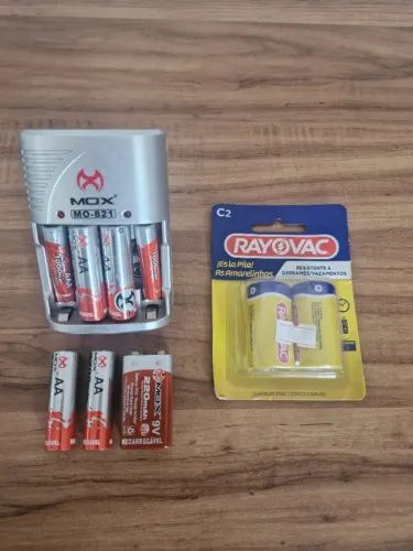 Carregador de Pilhas Mox com Pilhas e Baterias e Brindes