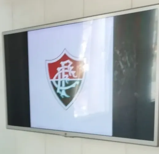 TV 32 POLEGADAS cristal líquido quebrado (tem que trocar a tela)