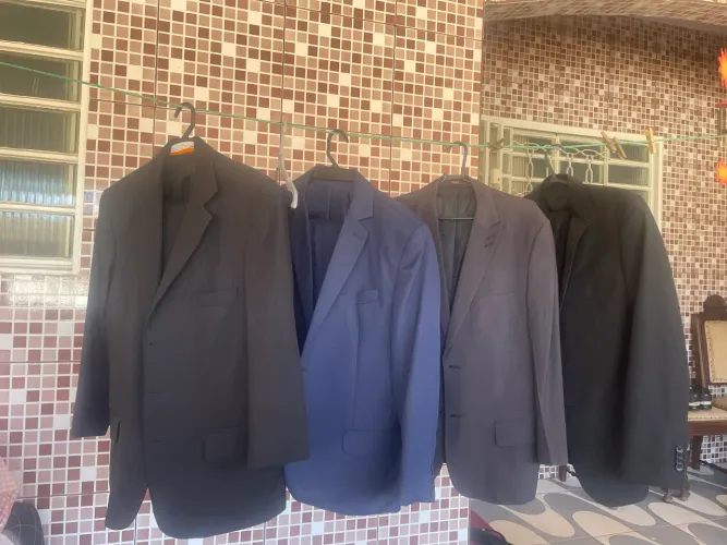 Vendo 4 ternos de ótima qualidade.