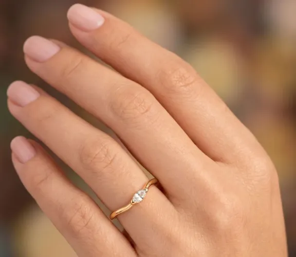 Anel solitário folheado a ouro com uma pedra de zirconia, Rommanel.