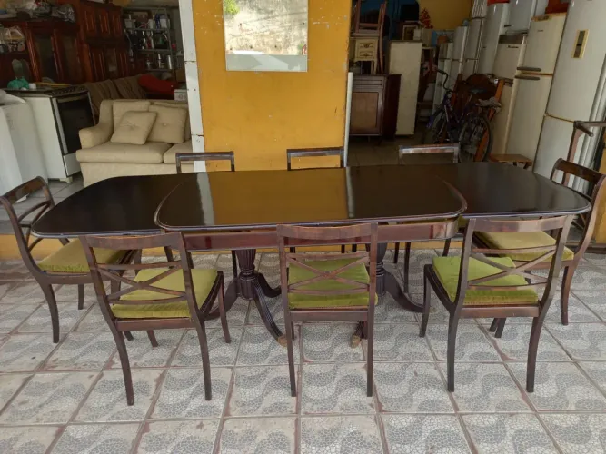 MESA DE MADEIRA EXPANSIVA COM 8 CADEIRAS