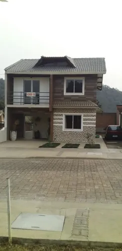 SOBRADO EM CONDOMÍNIO 03 QUARTOS 