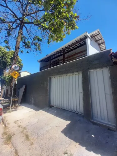 Casa geminada acima do nível da rua, à venda, com entrada social independente no bairro Eu