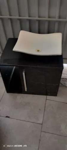 Armário de banheiro preto com a Cuba branca 