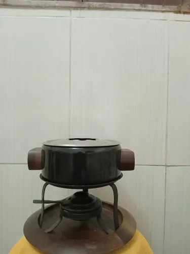Panela com mini fogareiro e base em madeira 