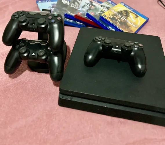 PS4 SLIM 1TB DE MEMÓRIA COM 03 CONTROLES E JOGOS DE BRINDE