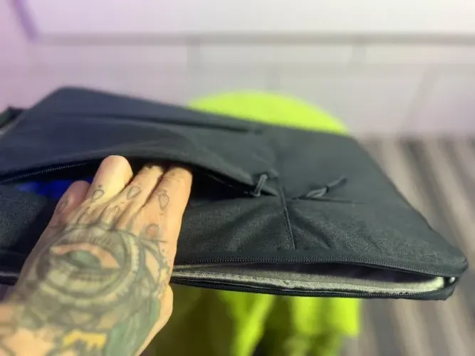 Capa Sleeve MacBook Pro 16 Azul Marinho Forrada com 3 Bolsos