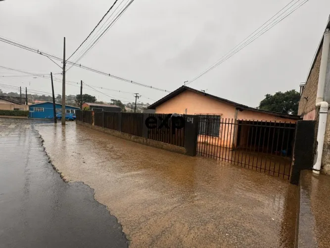 CASA EM TERRENO DE ESQUINA
