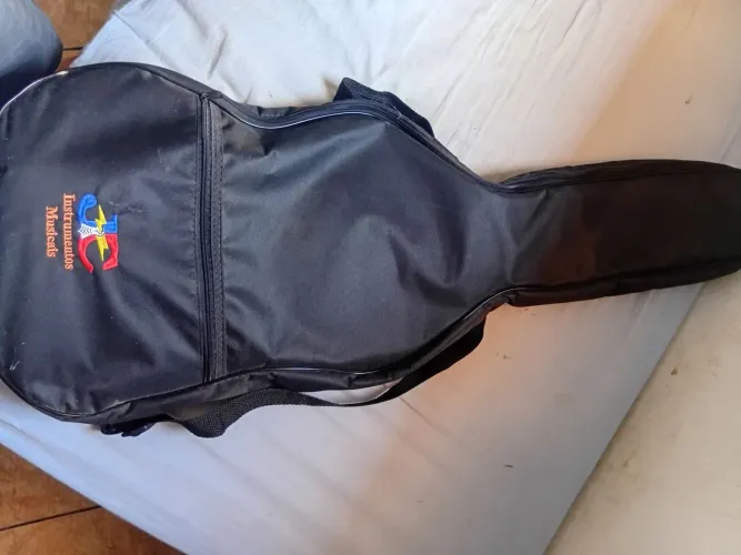 Guitarra elétrica com caixa e cabo