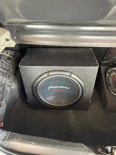 Caixa com sub Pioneer