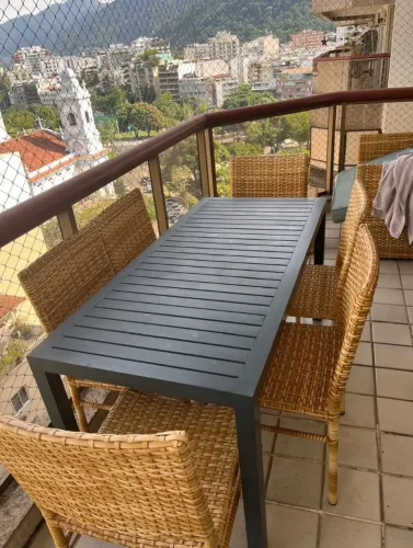 Mesa de aluminio com 6 cadeiras de vime e sofá novo de vime