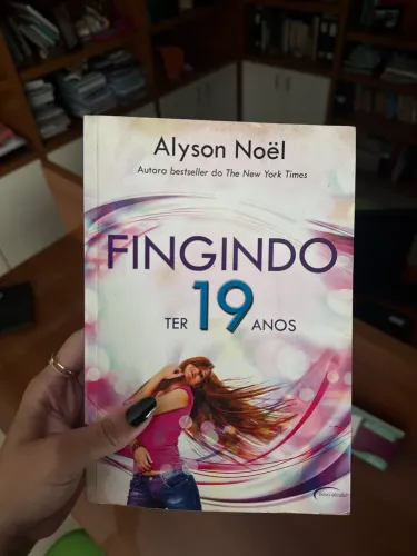 Livro fingindo ter 19 anos 