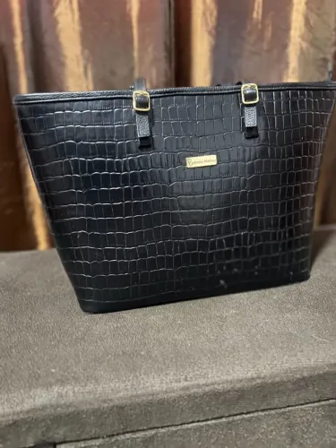 Bolsas seminovas no couro.