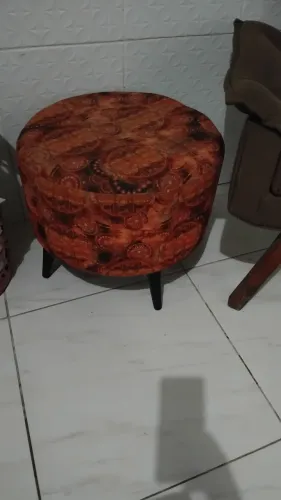 Puf na cor laranja redondo