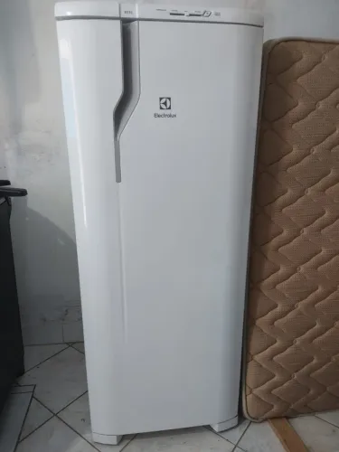 Geladeira Eletrolux RE 31 - 240L.