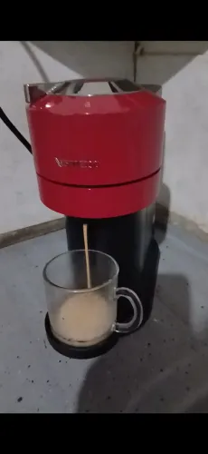 Cafeteira expresso da marca nespresso vertuo automática semi nova