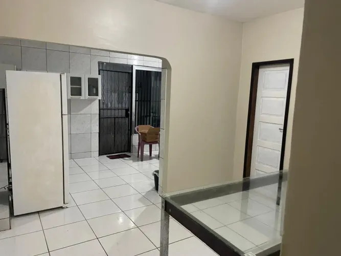 ALUGO / ESSA CASA SUPER ESPAÇOSA E COM MOBILIAS NO ALEIXO / .