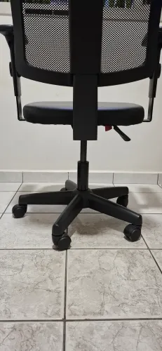 Cadeira escritório preta tela