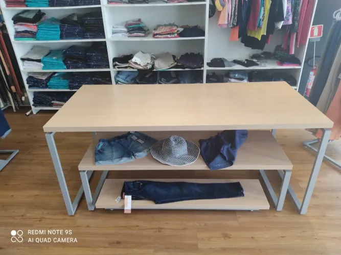 Conjunto de mesas para uso comercial e expositor 