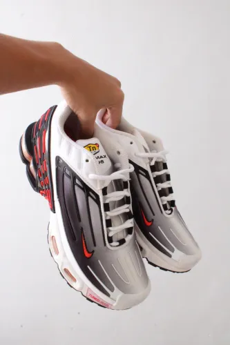 Este tênis é o Nike Air Max Plus 3