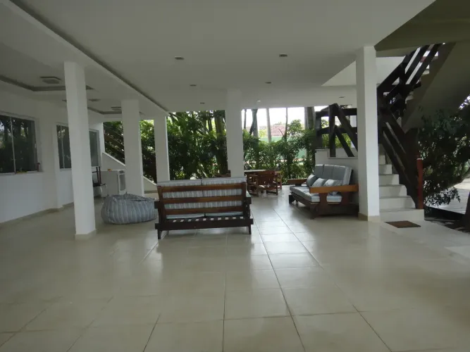 Casa de Condomínio de Alto Padrão em Piratininga  321m² | 5 Quartos