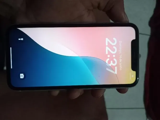 iPhone XR 128gb , apenas traseira quebrada mas bota uma capa fica novo zap. *