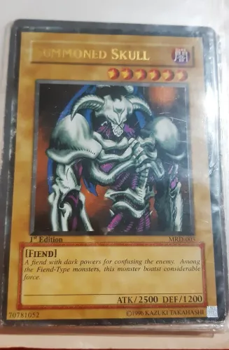 Carta Yu-Gi-Oh! Summoned Skull (2002) e algumas de Magic