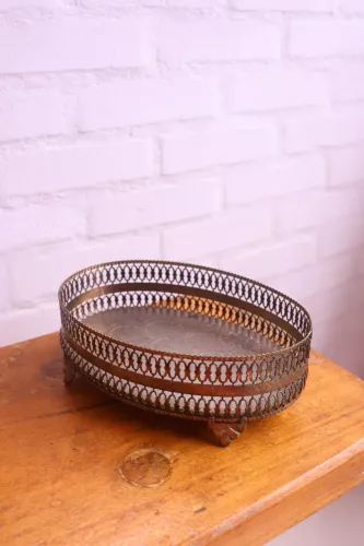 bandeja antiga com laterais altas em metal dourado antiquario decoração vintage rococó
