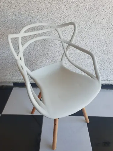 Cadeira Allegra com a base Eiffel (eames)