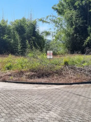 Excelente terreno de esquina, local tranquilo em loteamento novo.