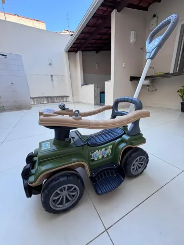 Carrinho Infantil para Passeio tipo Quadriciclo.